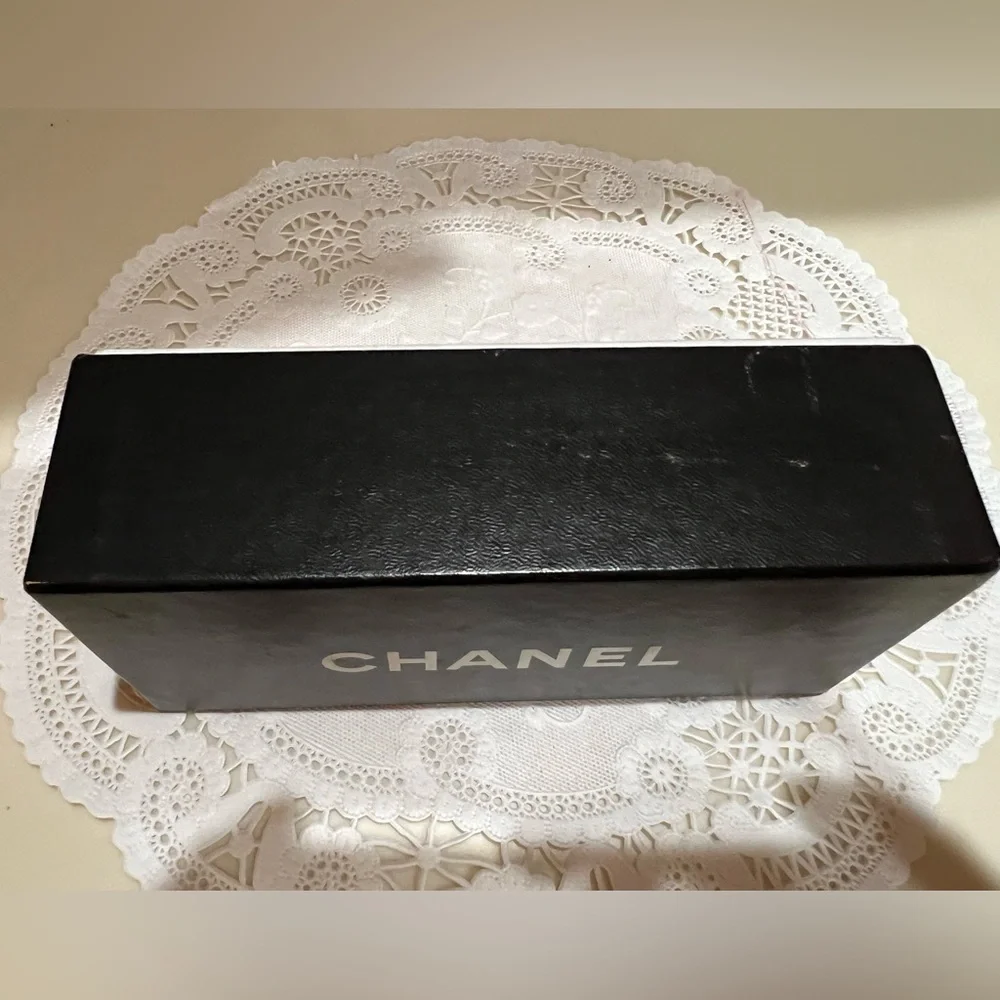 CHANEL authentic sunglass